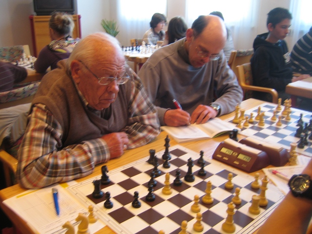 Links im Bild der 90jhrige Litschauer Walter Graf, ltester Schachspieler im Bewerb!