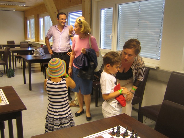 Judit Polgar mit ihren zwei Kindern