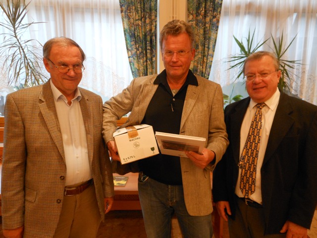 Turniersieger FM DI Hans Singer mit den Organisatoren NM DI Fritz Wber (links) und Herbert Gruszka