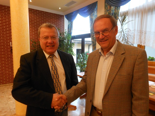 Herbert Gruszka gratuliert dem neuen LM Fritz Wber.