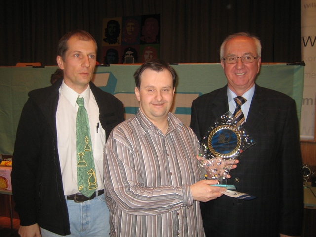 Von links: Turnierleiter Ing. Thomas Zeitlhofer, Turniersieger FM Mag. Erwin Rumpl, Brgermeister Anton Sirlinger
