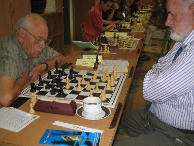 Links der Senior des Turniers - Walter Graf mit 88 Jahren gegen den Budweiser Vladimir Sindelka